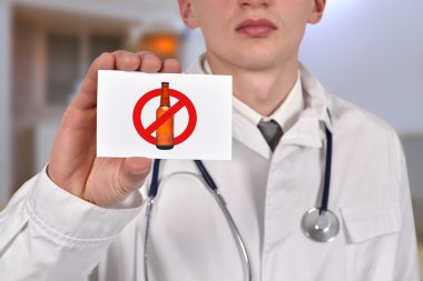 Kartvizit dur alkol simgesiyle tutan doktor