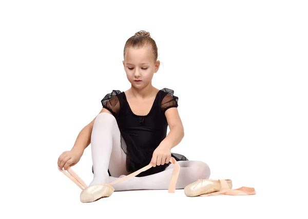Маленькая балерина носит балетные туфли — стоковое фото