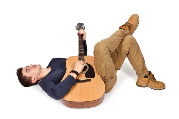 Guitarrista tendido con guitarra . — Foto de Stock