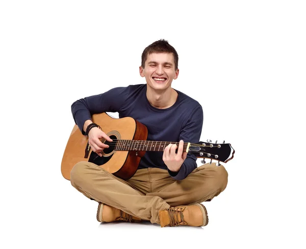 Homme avec guitare assis sur le sol — Photo