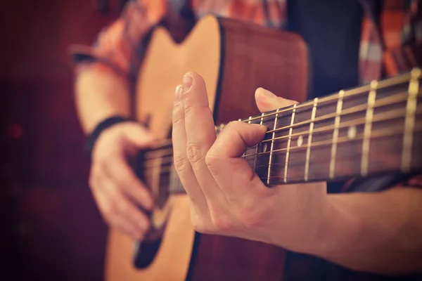 Guitarrista tocando guitarra — Fotografia de Stock