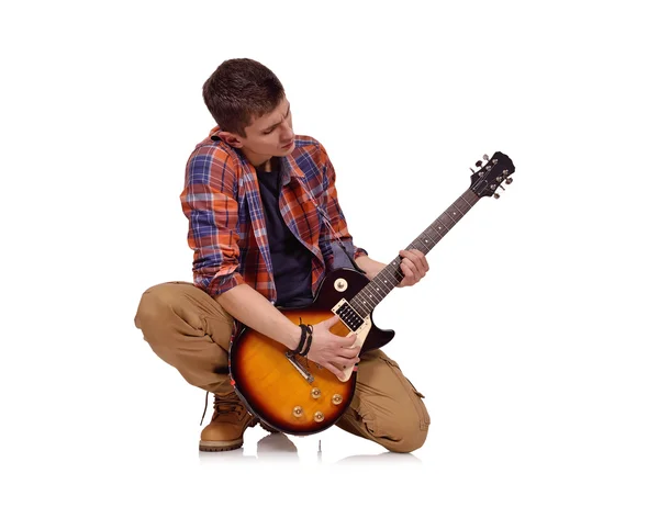 Homme en chemise avec guitare — Photo