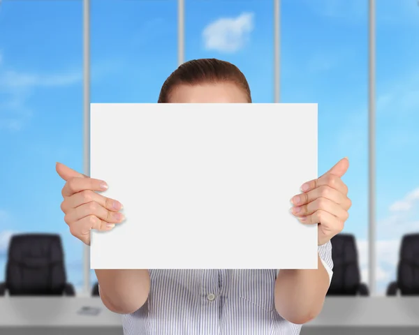 Empresaria mostrando papel en blanco —  Fotos de Stock