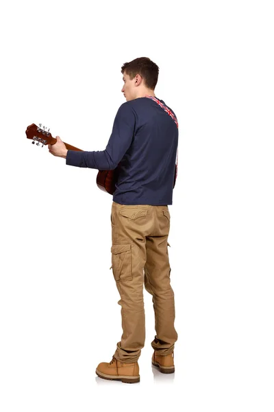 Jeune homme jouant une guitare acoustique — Photo