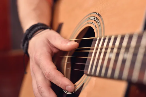 Guitarrista tocando guitarra — Fotografia de Stock