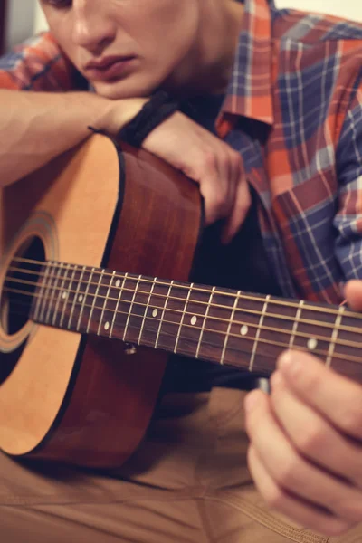 Homme jouant à la guitare — Photo