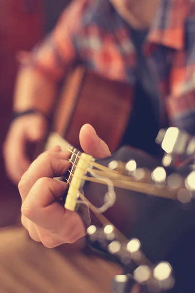 Guitarrista tocando en la guitarra acústica —  Fotos de Stock