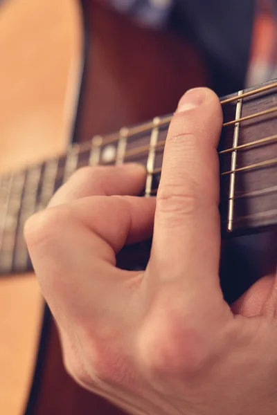 Homme jouant de la guitare — Photo