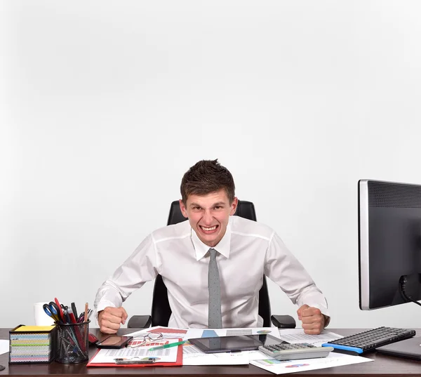 Hombre de negocios enojado sentado en la mesa en la oficina — Foto de Stock