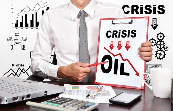 Hombre de negocios en oficina holaing portapapeles con carta de aceite de la crisis de dibujo — Foto de Stock
