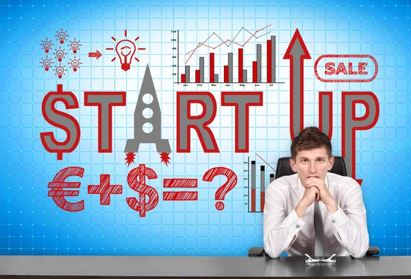 Jonge zakenman zitten in kantoor en start-up concept op plasma-scherm — Stockfoto