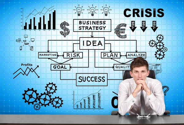 Joven empresario sentado en la oficina y estrategia de negocio en el panel de plasma —  Fotos de Stock