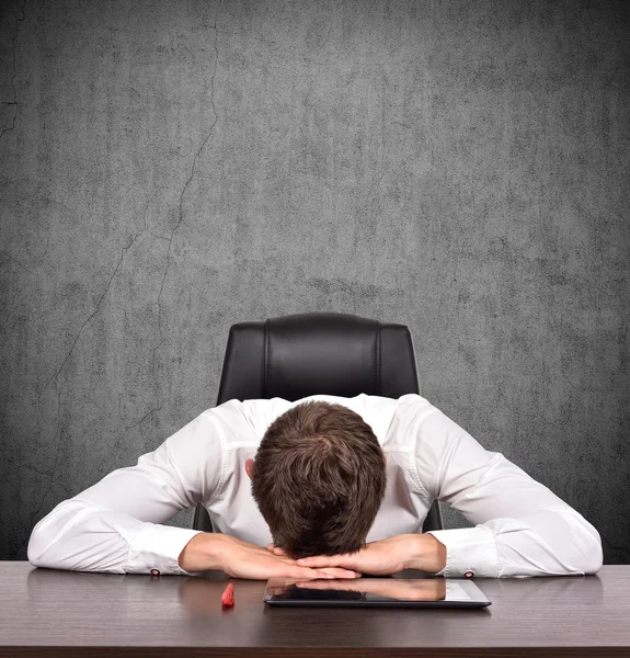 Hombre de negocios cansado sentado en la mesa con la tableta digital —  Fotos de Stock