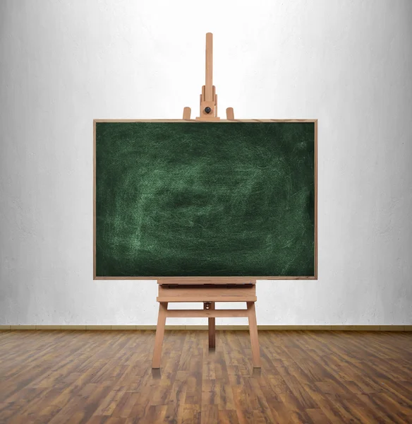 Κενό πράσινο chalkboard σε τάξη — Φωτογραφία Αρχείου