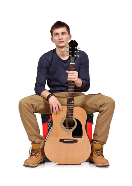 Jeune homme avec guitare acoustique — Photo