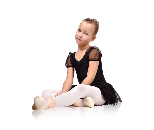 Балерина в черной пачке сидит — стоковое фото