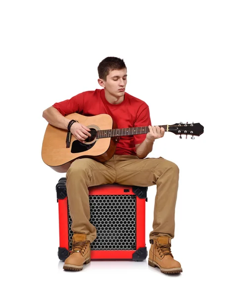 Homem tocando na guitarra acústica — Fotografia de Stock