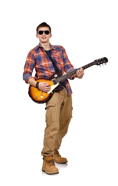 Rockero tocando una guitarra eléctrica con amplificador combo — Foto de Stock