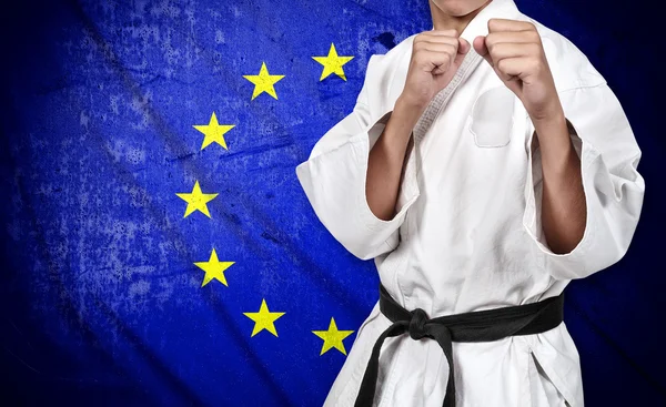 Винищувач карате та прапор Європейського Союзу — стокове фото