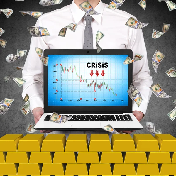Трейдер держит ноутбук с диаграммой кризиса — стоковое фото