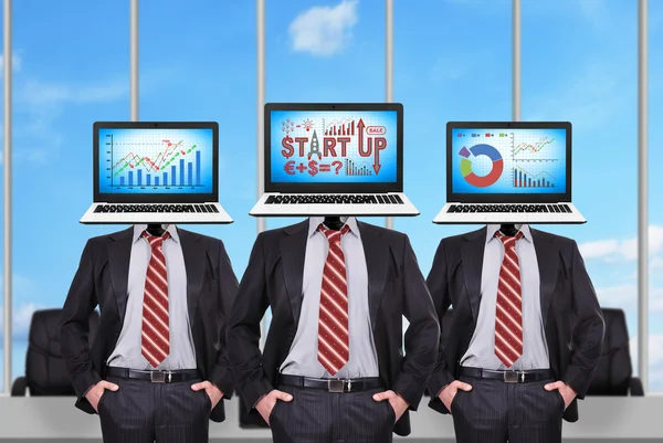 Drie zakenman met een laptop in plaats van een hoofd. Regeling op scherm opstarten — Stockfoto
