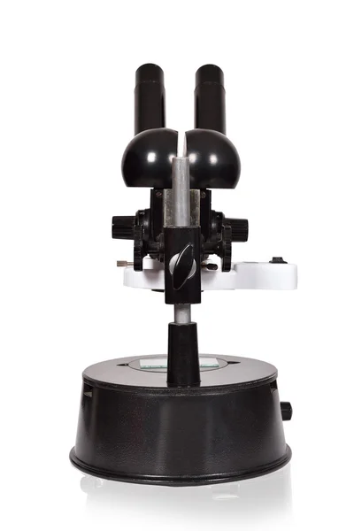 Vecchio microscopio nero su fondo bianco — Foto Stock