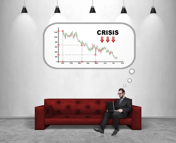 Üzletember, piros kanapén ül, és válság az üzleti gondolkodás — Stock Fotó