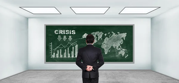 Бізнесмен дивиться на концепцію малювання кризи — стокове фото