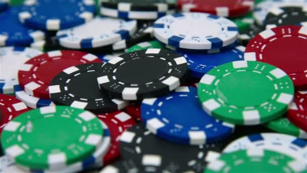 Barevné mnoho poker žetony. — Stock video