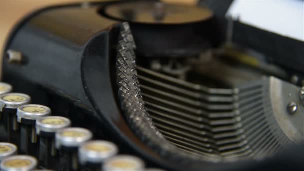 Stampa su vecchia macchina da scrivere . — Video Stock