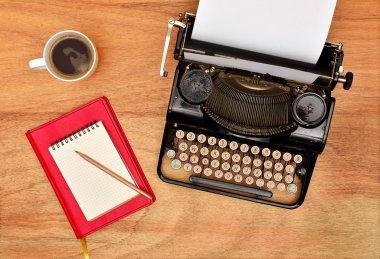 Vintage daktilo. Kupası, kalem ve kırmızı defter