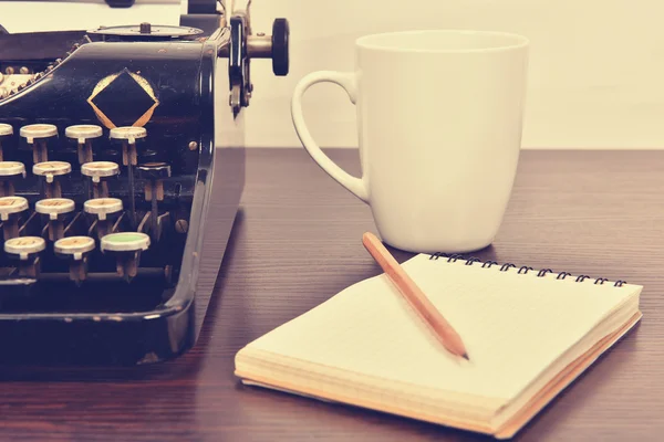 Caderno em branco, copo e máquina de escrever vintage — Fotografia de Stock