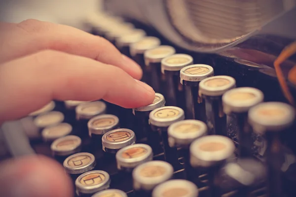 Hand typing on typewriter — Stock Photo, Image