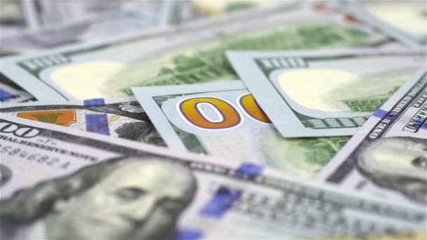 Beaucoup de billets en dollars .