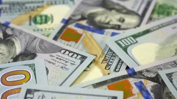 Nombreux billets en dollars .