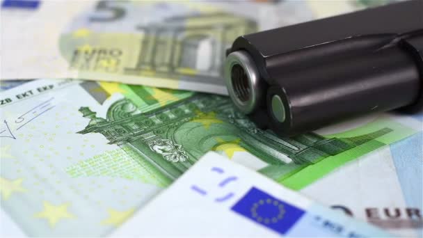 Banconote e pistola in euro — Video Stock