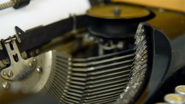 Impression sur une ancienne machine à écrire .