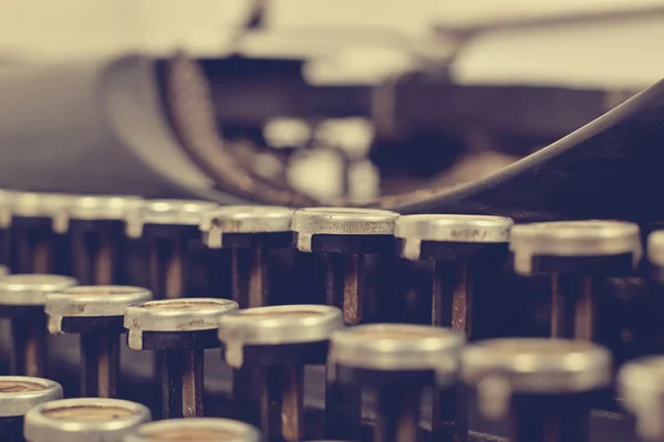 Ancien clavier de machine à écrire dans le ton de couleur vintage — Photo