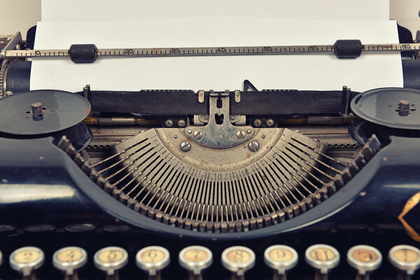 Пишущая машинка с чистой бумагой
