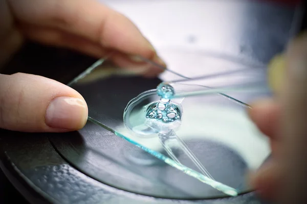 Pipette takes a sample of blue liquid — Stock Photo, Image