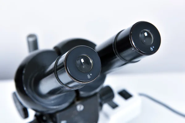 Régi Mikroszkóp fehér alapon — Stock Fotó