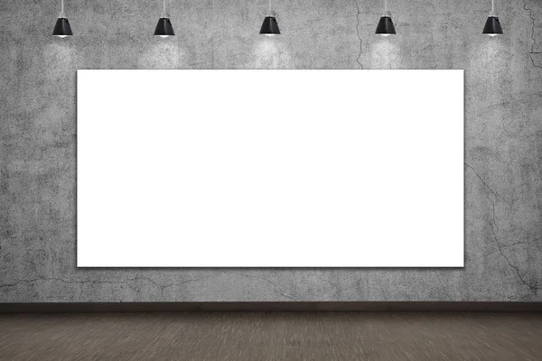 ロフト部屋のコンクリートの壁に空白のプラカード — ストック写真