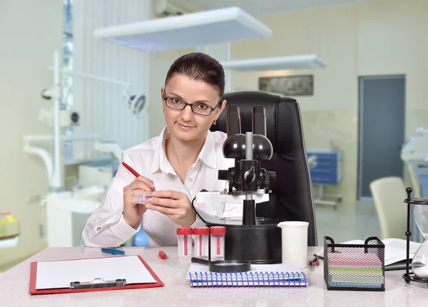 Woman studying a sample — Stock Photo, Image