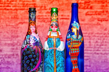 Dekoratif cam şişeler. farklı ülkeler, yaş ve milletlerden gelen kadın. elle boyanmış renkler
