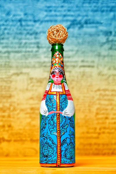 Mujer rusa en vestido nacional y tocado. Botella, tintas de colores, arte contemporáneo hecho a mano. bola de mimbre — Foto de Stock