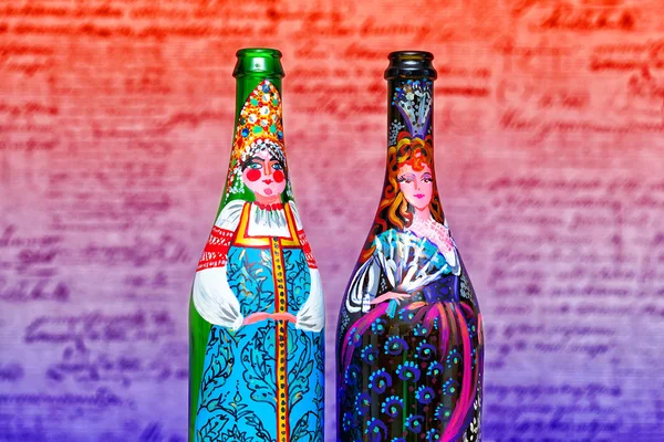 Hermosas botellas decorativas con mujeres de moda de diferentes estilos y países. Botellas de pinturas de colores a mano del artista. arte contemporáneo — Foto de Stock