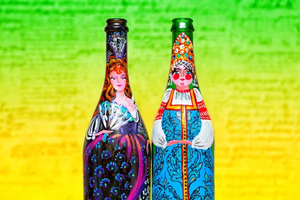 Mujeres en vestidos, pintadas en las botellas. Botella decorativa con colores pintados a mano. Arte moderno — Foto de Stock