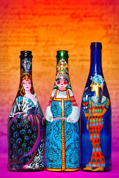 Arte de la botella, arte contemporáneo. Botella decorativa que representa a las mujeres en trajes populares, ruso, egipcio, español —  Fotos de Stock