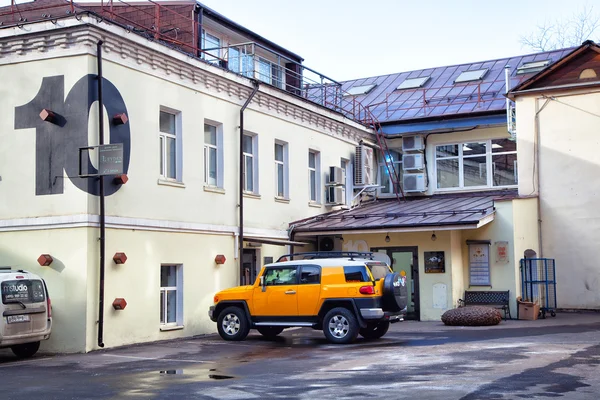 Μόσχα, Ρωσία - 19 Μαρτίου 2016: Κέντρο σχεδιασμού Artplay, ένα από τα κτίρια, το κίτρινο αυτοκίνητο — Φωτογραφία Αρχείου
