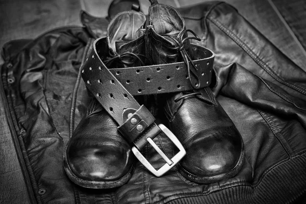 Modische Kleidung und Accessoires. Lederjacke, hohe Stiefel, Gürtel mit Schnalle — Stockfoto